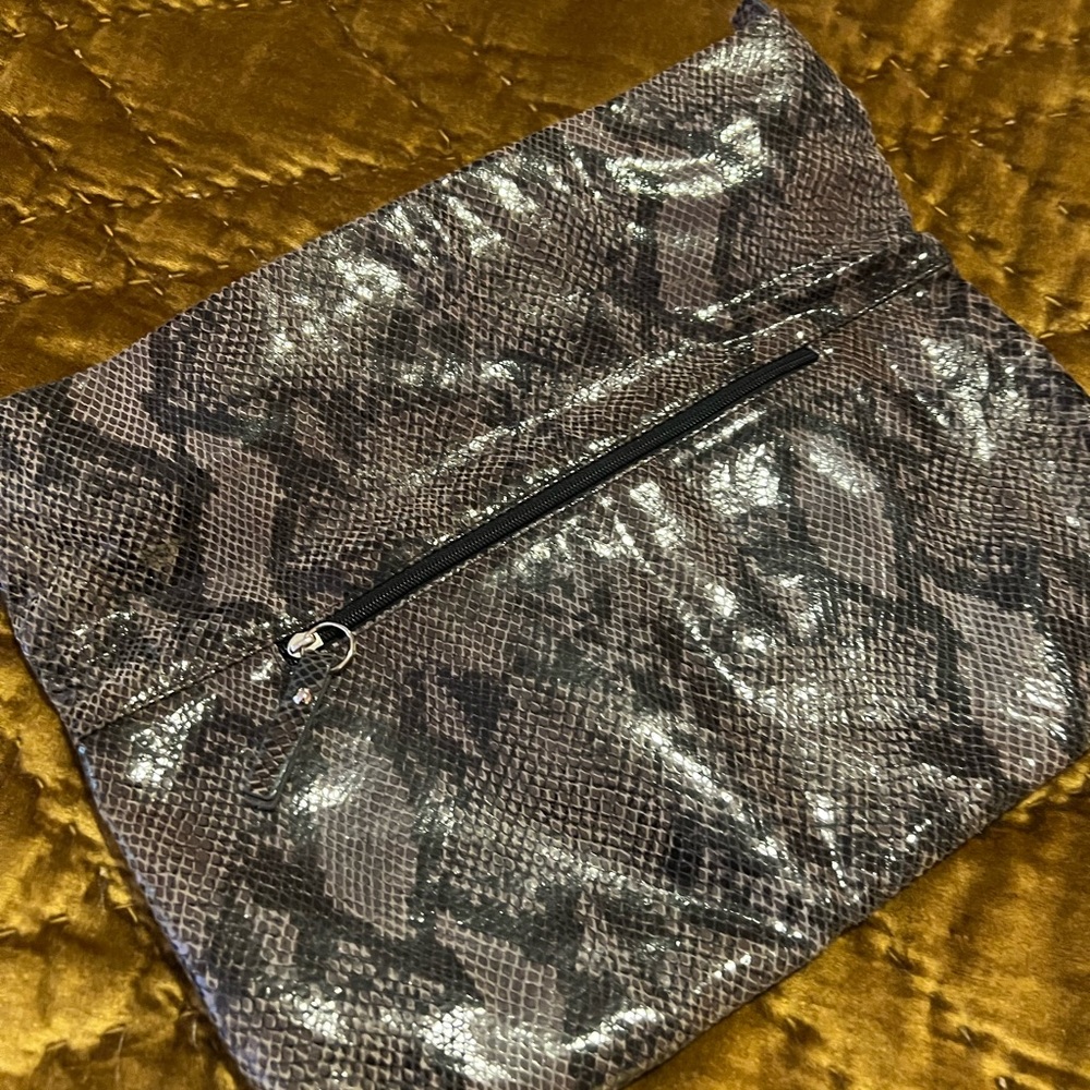 Clutches - Picture 4 of 4